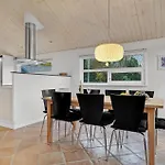 Vakantiehuis 2 Bedroom Lovely In *